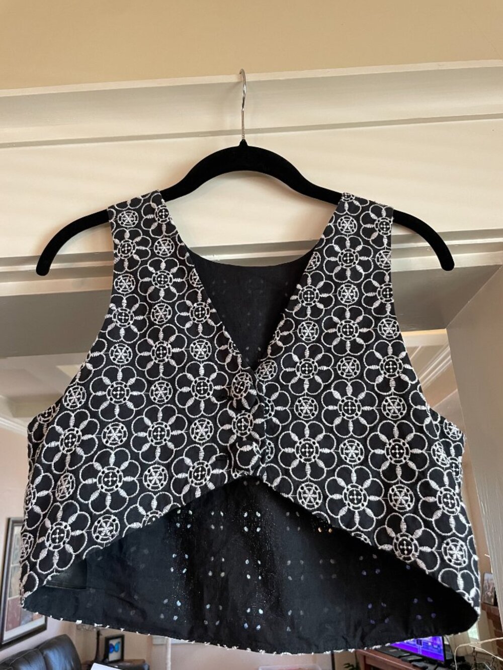Anthropologie Embroidered Crop top with White embroidery and Eyelet Detail - M - Picture 2 of 11